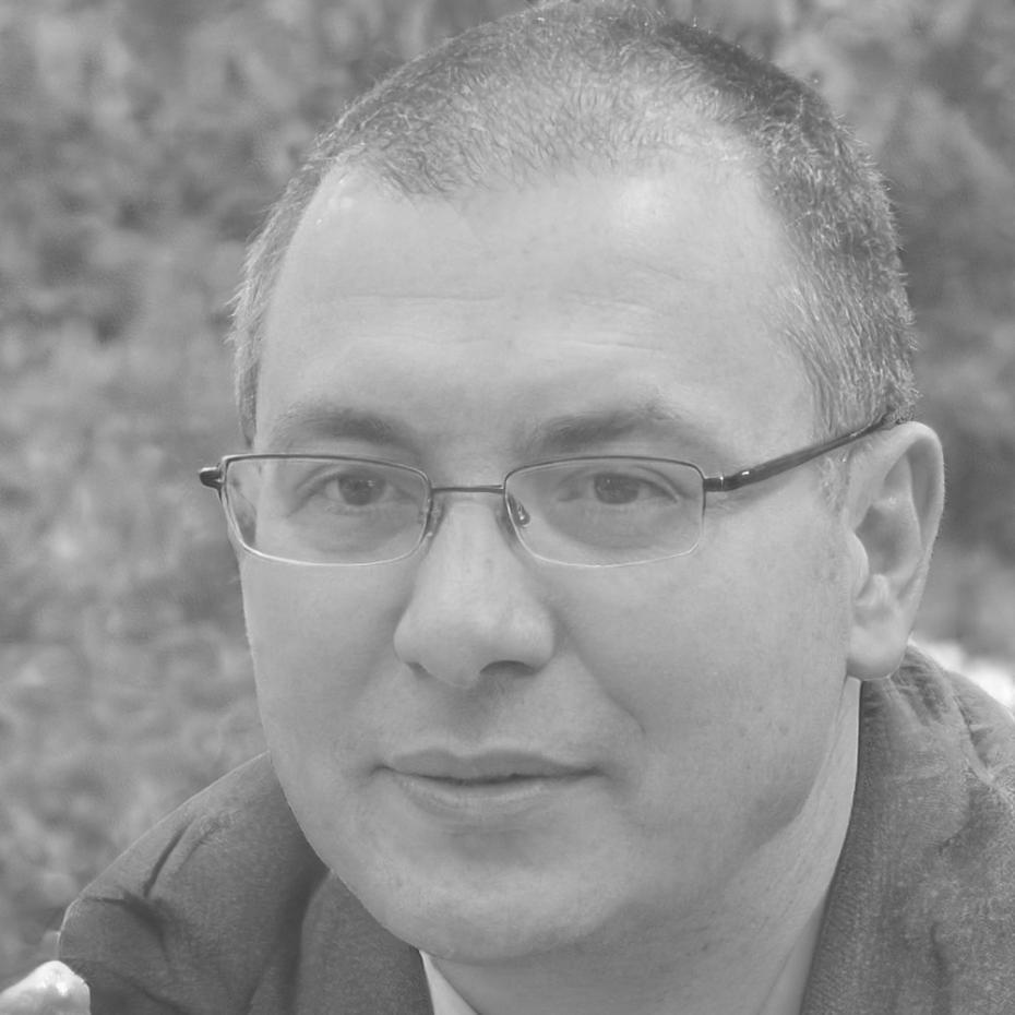 Portret Radosława Ćwieka, specjalisty ds. integracji